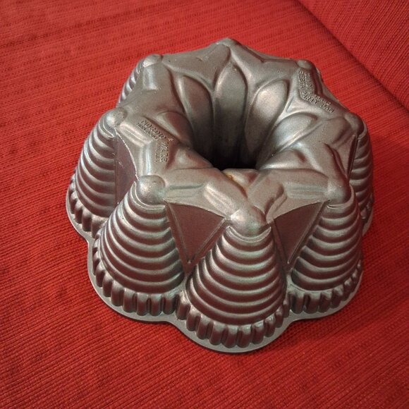 Nordic Ware Pro Cast FESTIVAL FIESTA PARTY BUNDT PAN Cast Aluminum Lightly - Picture 4 of 9